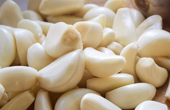 Éplucher l'ail Produits frais Légumes Fruits